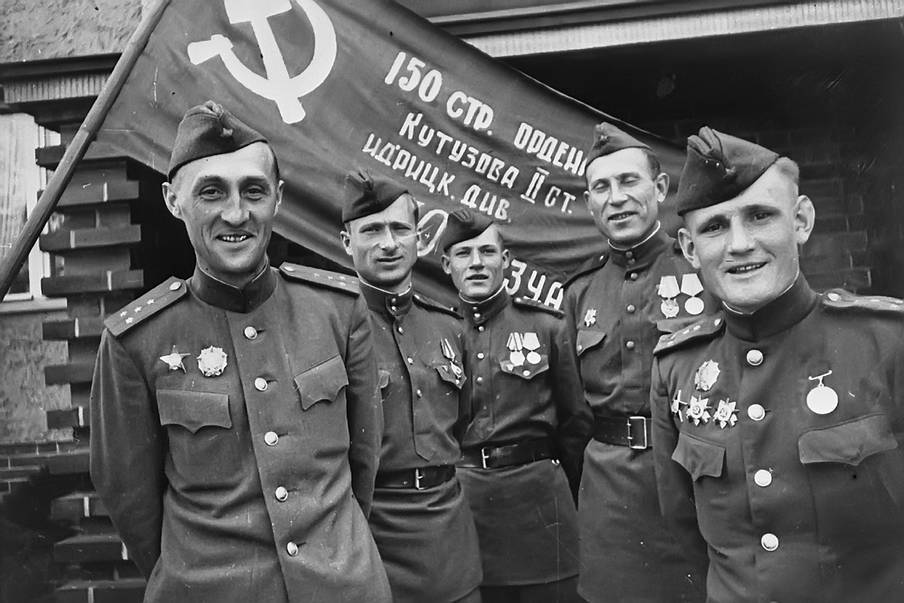 Это сделали они – разведчики 150-й ордена Кутузова Идрицкой стрелковой дивизии 1-го Белорусского фронта.Это Знамя враг сбить уже не смог 