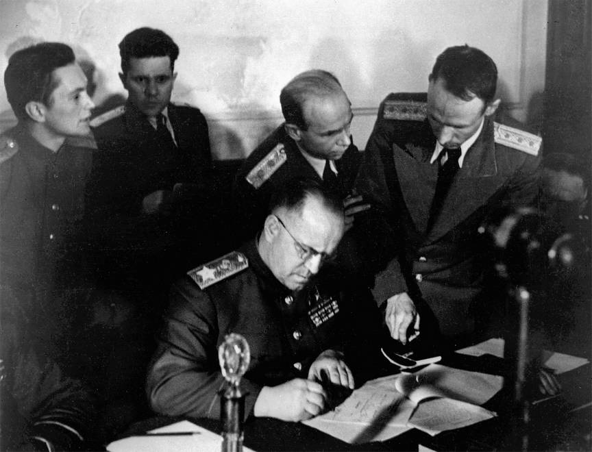 Маршал Георгий Константинович Жуков подписывает Акт о безоговорочной капитуляции Германии от Советского Союза – 9 мая 1945 года Великая Отечественная война завершилась