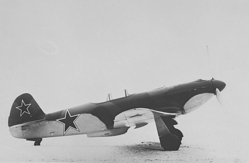 Второй опытный самолет Як-3 ВК-107А смешанной конструкции на испытаниях в ЛИИ весной 1944 года. Самолет имел вооружение в составе 2-х синхронных пушек. Самолет показал на испытаниях рекордные значения скорости и скороподъемности. 