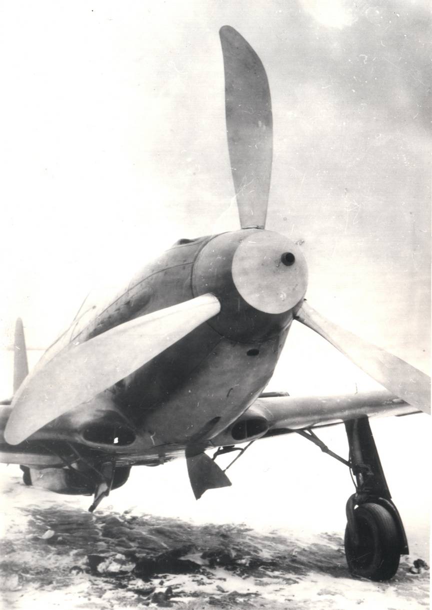 Як-3П ВК-107А с экспериментальным скоростным винтом с саблевидными законцовками. 