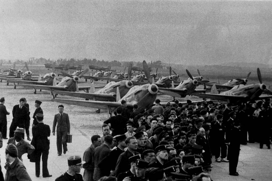Встреча полка «Нормандия-Наман» на родине – на аэродроме Ле-Бурже близ Парижа. Он стал первой послевоенной базой войсковой части, где самолеты Як-3 несли дежурство по охране неба столицы Франции до начала 1946 г.