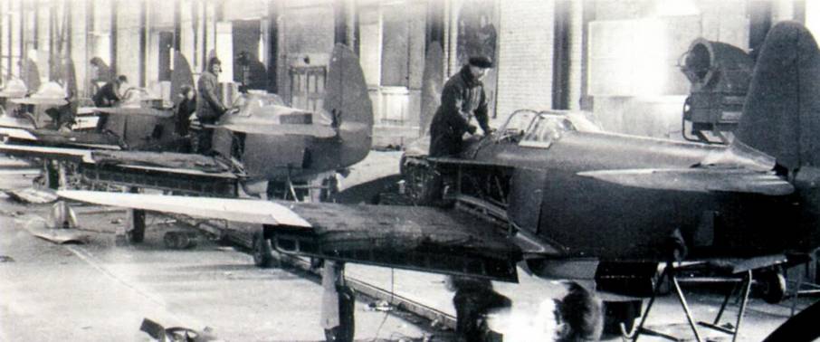 Сборка истребителей Як-3 на подвижном конвейере саратовского авиазавода №292 – 1944 год.