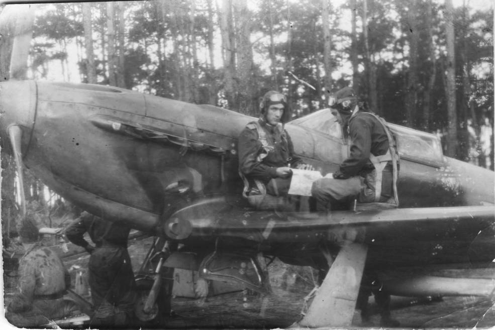 Летчики 1-го Гвардейского ИАП П.П. Рижкин (справа) и его ведущий А. Сусов на крыле самолета Як-3