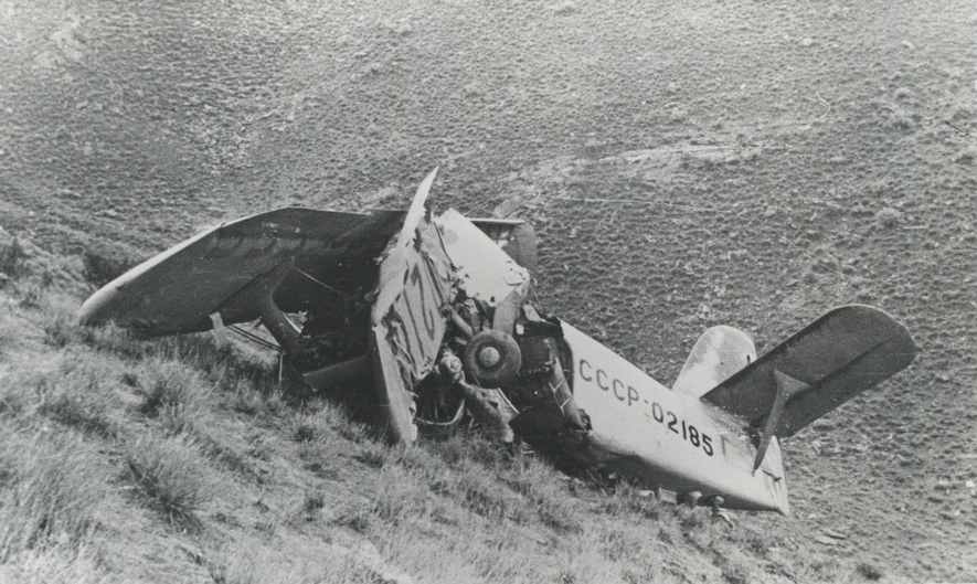 Обломки самолета Ан-2 борт 02185, потерпевшего катастрофу у кишлака Шамурат 14 января 1966 г.