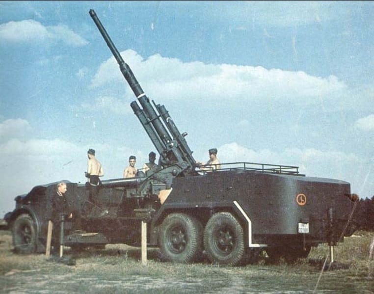 Зенитное орудие 8.8 cm Flak, трехосное шасси, автомобиль фирмы VOMAG, машина