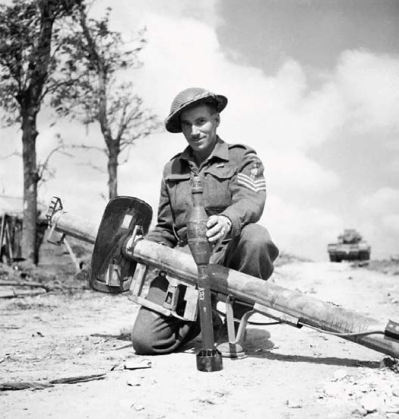 британский солдат, захваченый панцершрек, немецкие гранатометы