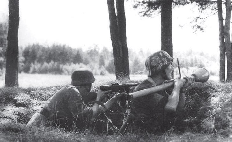 солдат с панцерфаустом, солдат на позиции, немецкие гранатометы