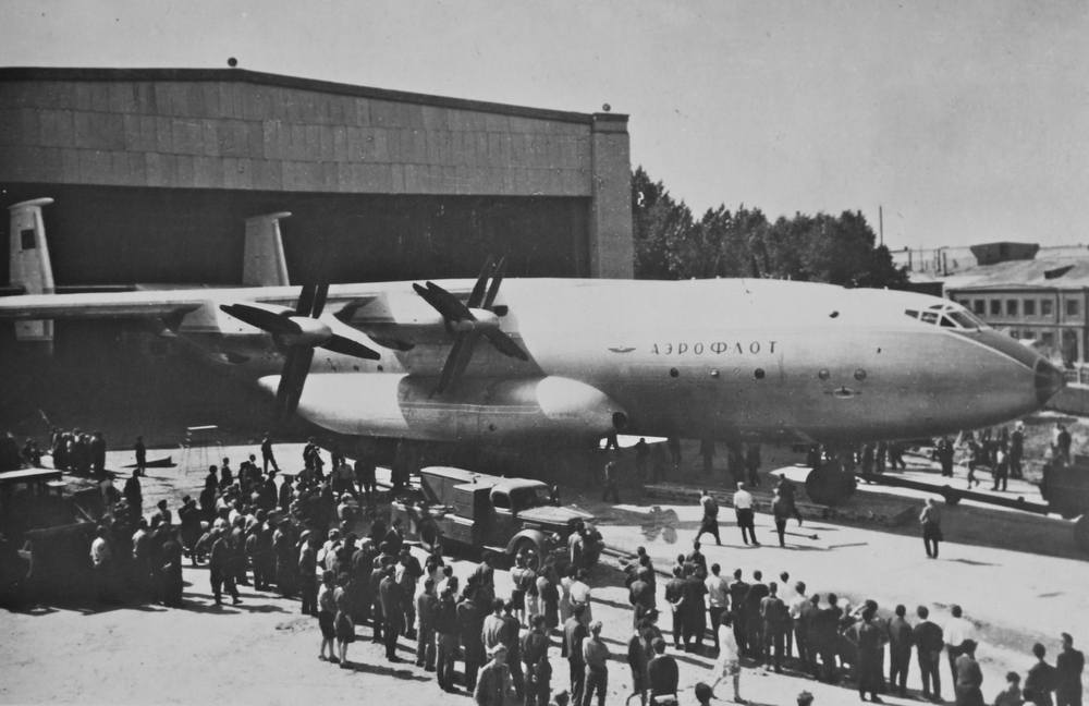 выкатка самолета, первый ан-22, завод антонов