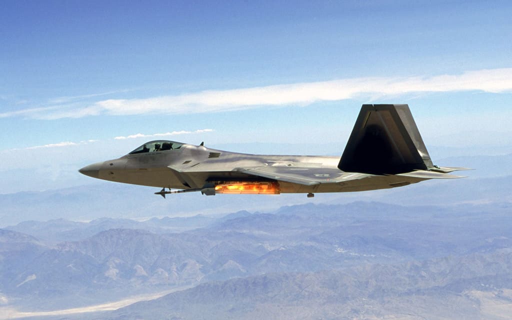 истребитель F-22A Raptor, самолеты 5 поколения, пуск ракеты