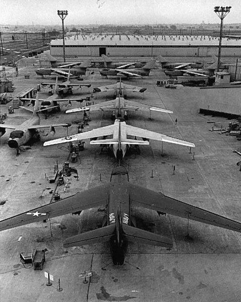 Самолет для ядерного удара по СССР. Дуглас А-3 Skywarrior: летающий танкер, самолёт РЭБ и разведчик ВМС США