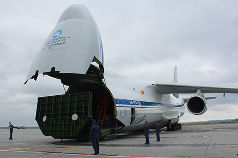 Ан-124-100 Руслан, Ан-124-100, выгрузка техники из самолета