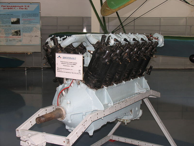 Двигатель М-17, поршни, цилиндры, водяное охлаждение