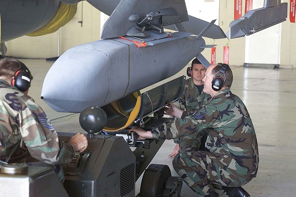 Противостояние вооружений США и России. Управляемые авиабомбы основных современных бомбардировщиков Су-34 и F-15E