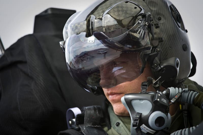 Догнать и перегнать F-35: как новый шлем поможет пилотам российского Су-57
