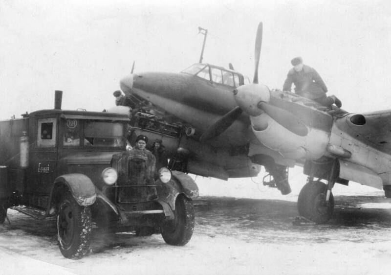 Самолет Пе-2, техобслуживание, бомбардировщики, автотранспорт, разведчик