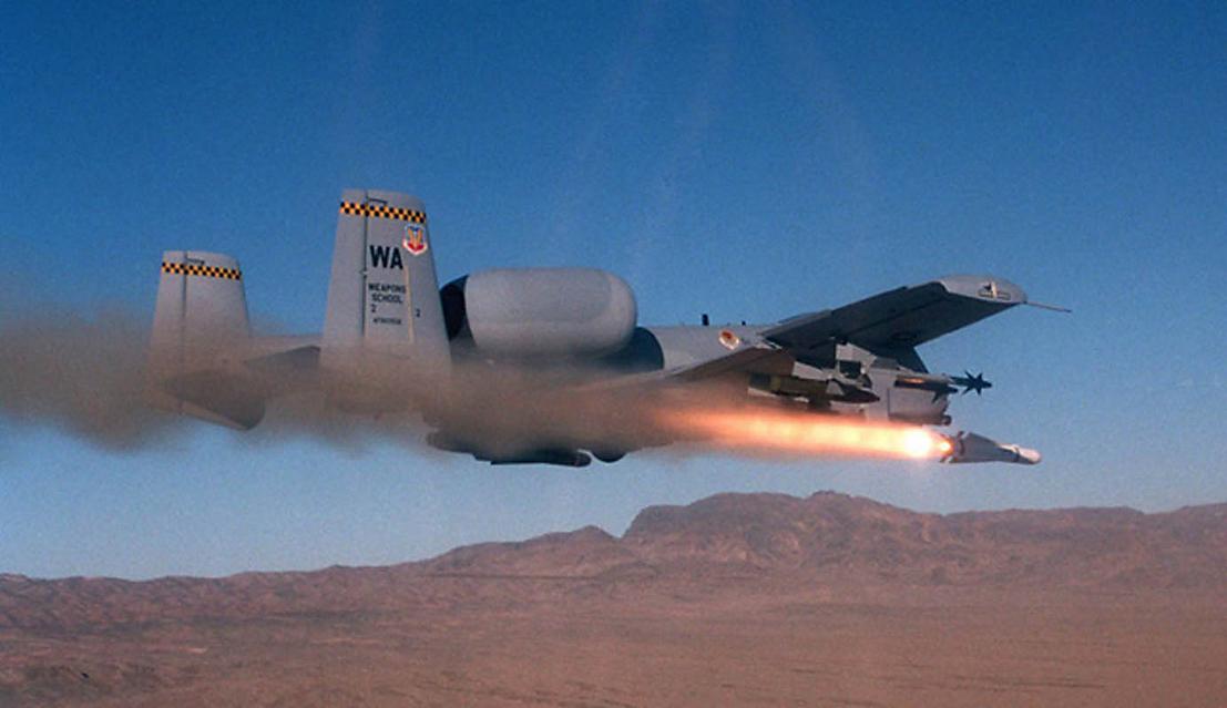 Пуск ракеты «воздух-поверхность» AGM-65 с тепловым самонаведением с борта штурмовика A-10 