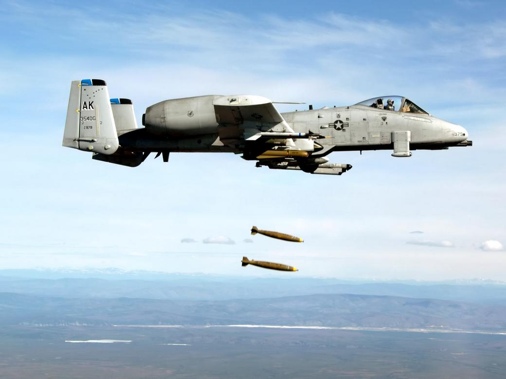 Штурмовик A-10A сбрасывает неуправляемые бомбы серии Mk.80 LDGP с горизонтального полета