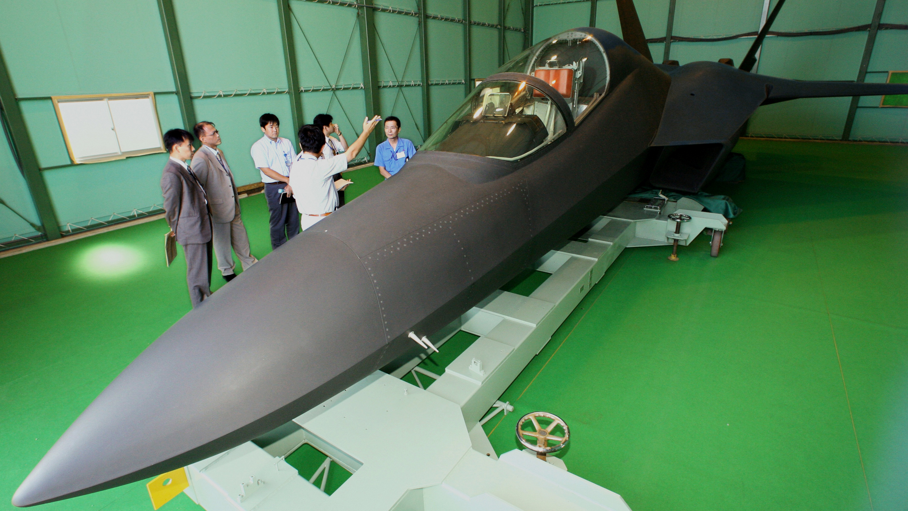 Технологический макет японского истребителя 5-го поколения ATD-X, разработанного концерном Мицубиси и Техническим исследовательским и проектным институтом (Technical Research and Development Institute – TRDI) в сотрудничестве с фирмами США. Он представляет основной одноместный боевой вариант самолета F-3 «Синсин»