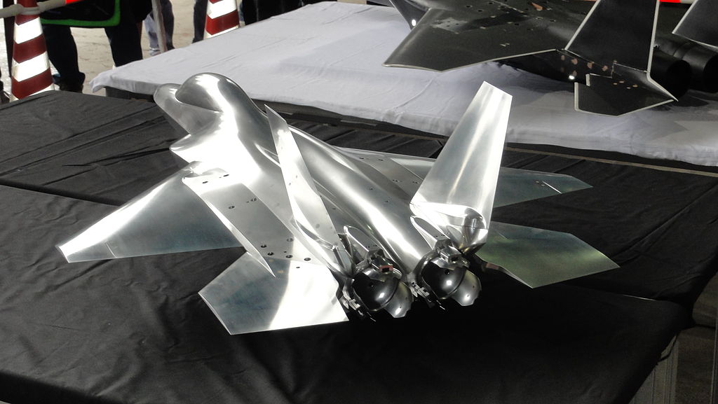 Металлическая модель японского истребителя 5-го поколения ATD-X для продувки в сверхзвуковой аэродинамической трубе – видны осесимметричные  сопла двигателей с управляемым вектором тяги 