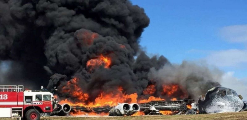 Пожарный расчет базы ВВС США Андерсен тушит самолет В-52Н, загоревшийся на взлете 18 мая 2016 г. 