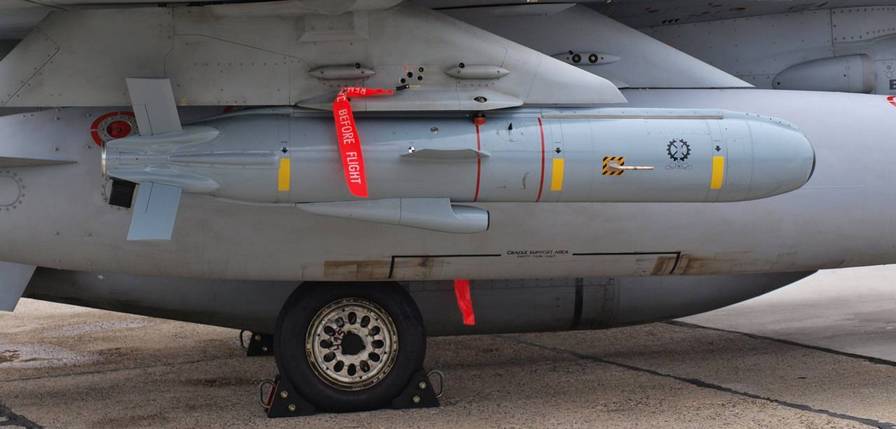 Крылатая ракета Далила AL под крылом истребителя-бомбардировщика F-16I 