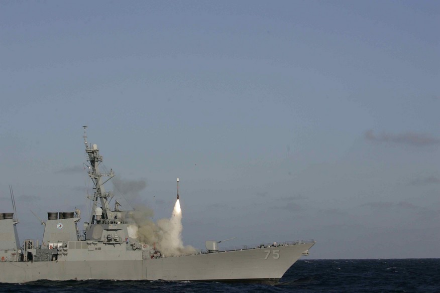 Эсминец ВМС США «Дональд Кук» (USS Donald Cook, DDG-75) выполняет пуск крылатой ракеты BGM-109 Томагавк