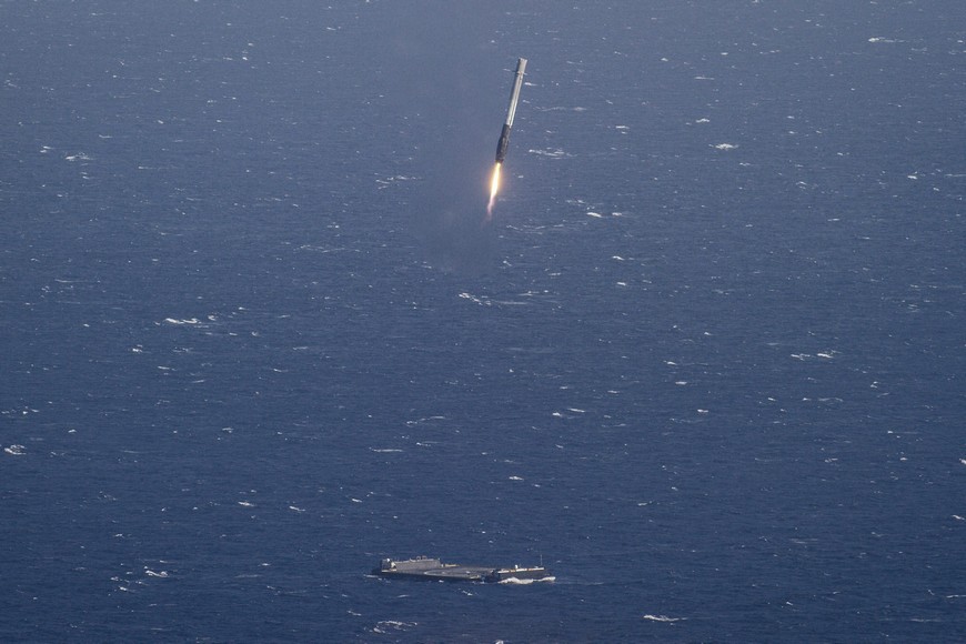 Приближение первой ступени ракеты-носителя «Фалкон-9» к посадочной платформы и коррекция ее траектории двигателями ориентации