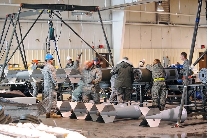 Подготовка к применению 2000-фунтовых управляемых бомб GBU-31 JDAM