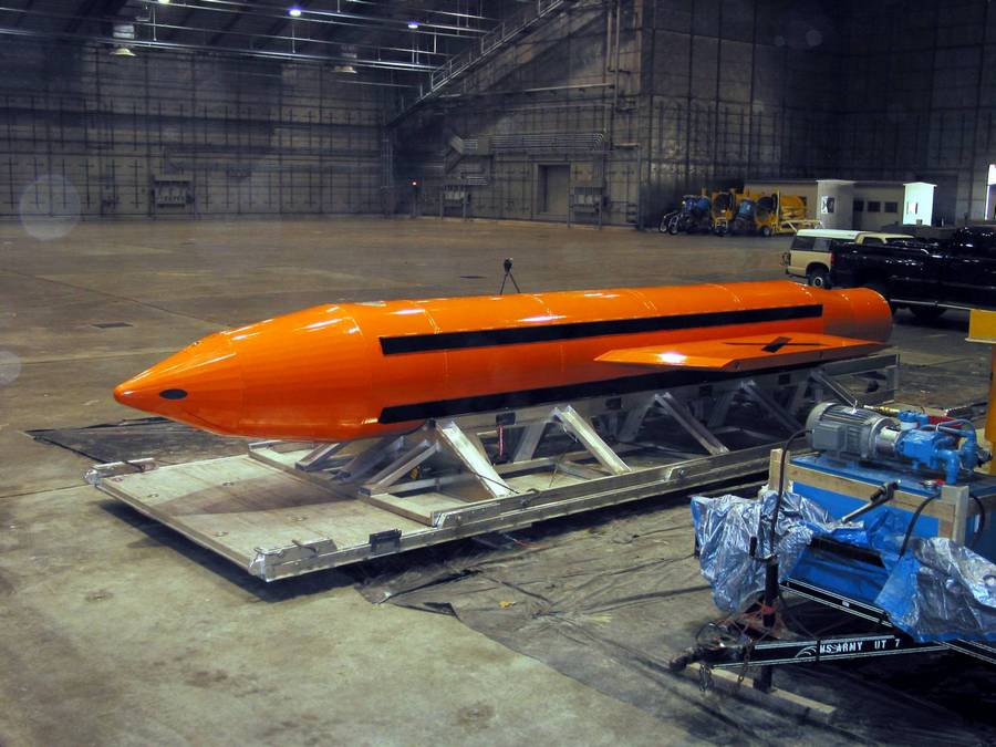 Управляемая авиабомба GBU-43/B MOAB (Massive Ordnance Air Blast) – самая мощная неядерная бомба, принятая на вооружении ВВС США в 2015 г. Из-за больших габаритов и накладываемого крыла ее не могут применять тяжелые бомбардировщики В-52Н, В-1В или В-2А – носителями являются самолеты для спецопераций Локхид МС-130Е/Н «Комбат Тэлон», переоборудованные из грузовых «Геркулесов»