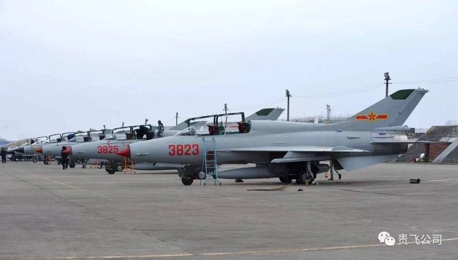 «Спарки» JJ-7A последних серий на аэродроме 2-й учебной авиационной бригады Сианьского летного училища ВВС НОАК Чжанъе – 2 февраля 2017 г.