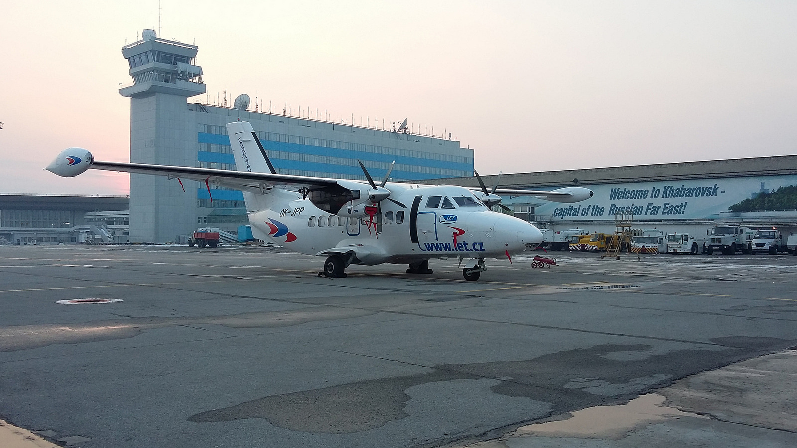 Региональный пассажирский самолет Л-410УВП-Э-20 борт OK-JPP в аэропорту Хабаровск во время кругосветного перелета