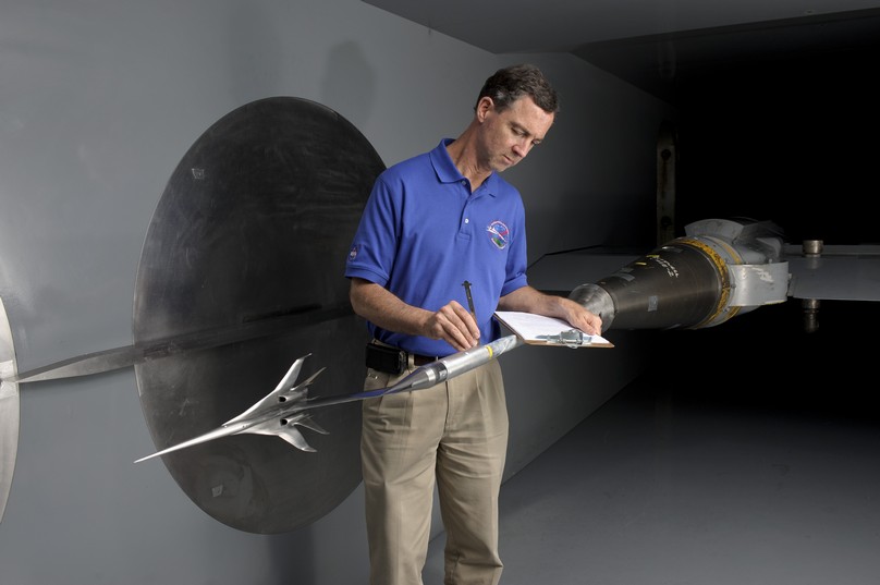 Модель «зелёного» сверхзвукового пассажирского самолета готовится к продувке в аэродинамической трубе NASA при больших числах Маха