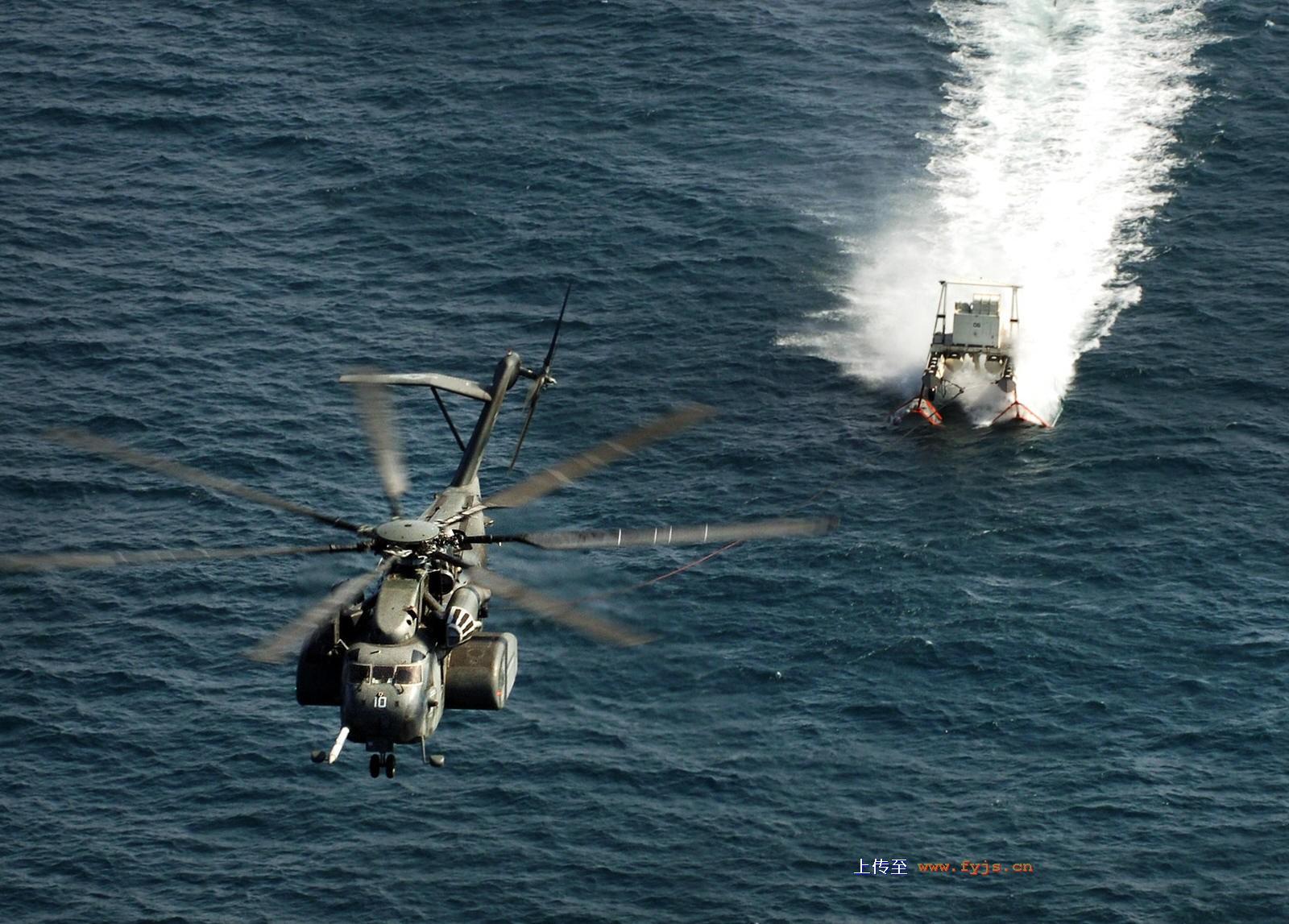 Американский вертолет Сикорский МН-53Е «Си Дрэгон» буксирует минный магнитный трал 