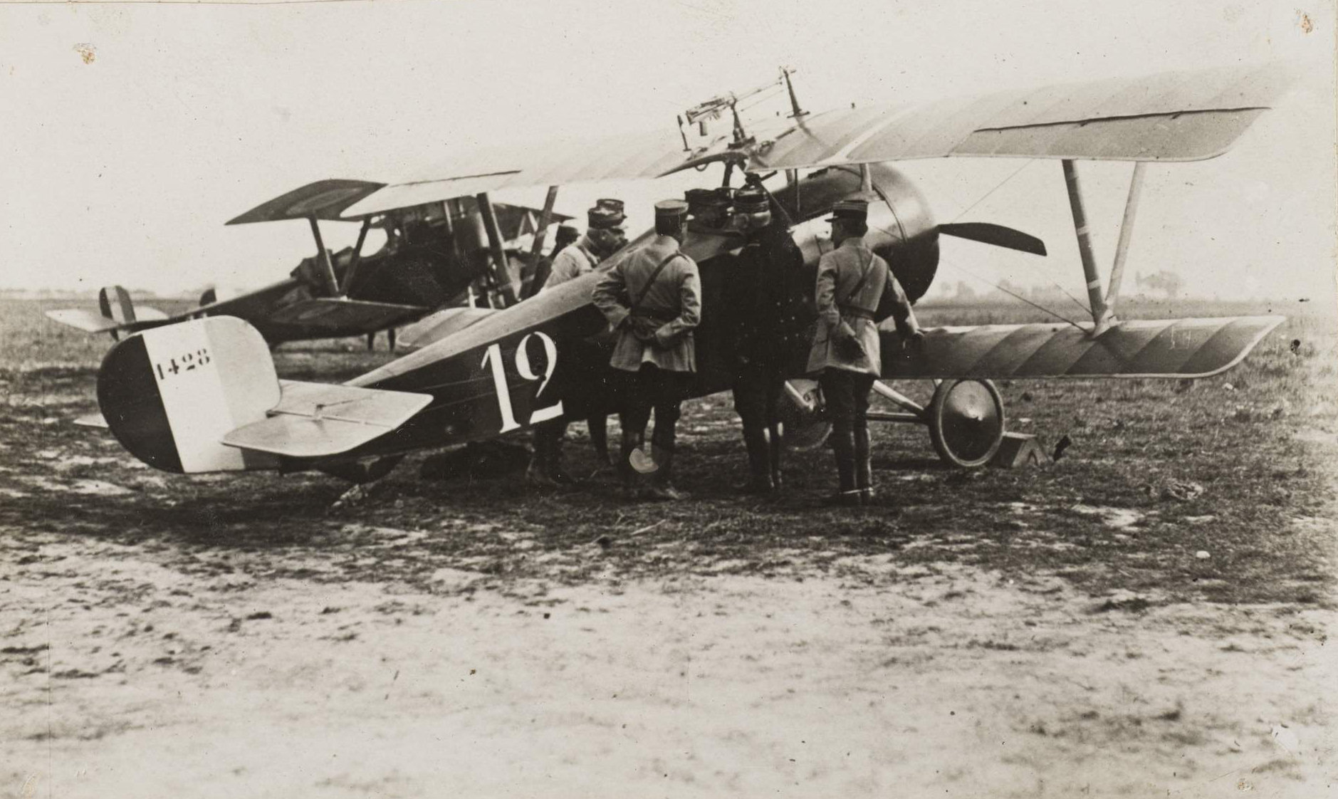Французский главком генерал Жоффр поздравляет пилота Рене Дорме, сидящего в кабине истребителя Ньюпор 17, с воздушной победой во время битвы на Сомме