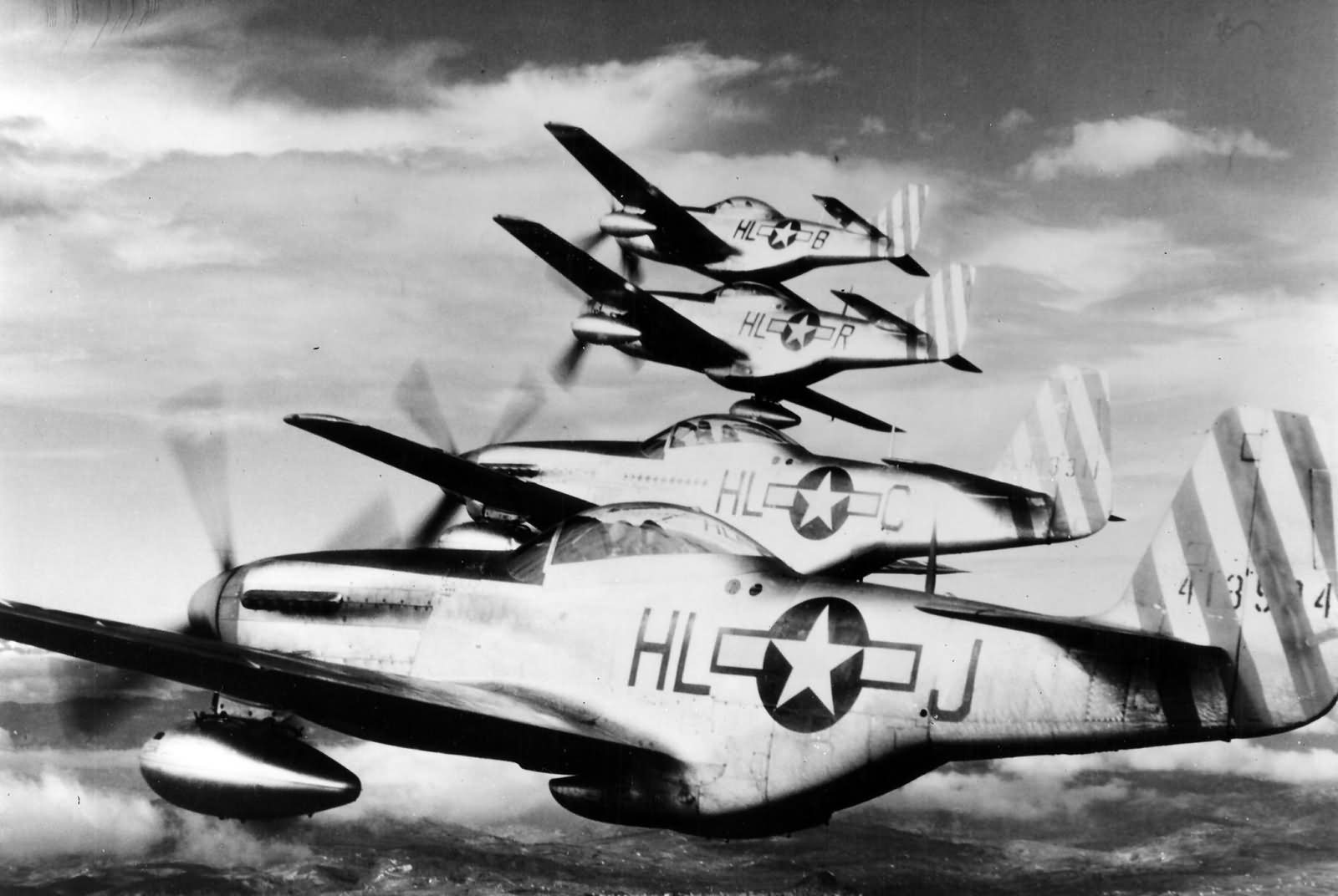 Истребители Норт Америкен P-51D «Мустанг» из 31-й истребительной группы ВВС Армии США 