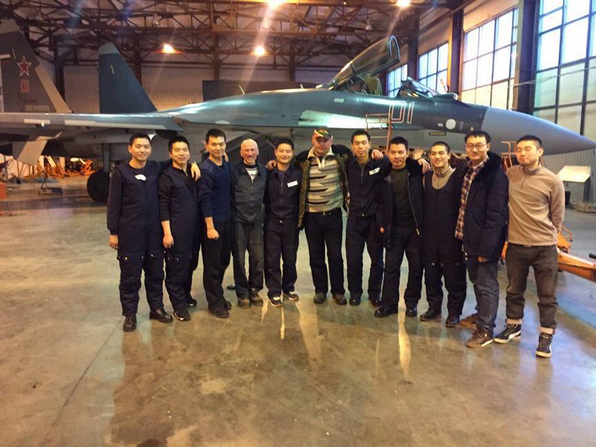 Китайский летно-технический состав, проходящий подготовку на истребители Су-35