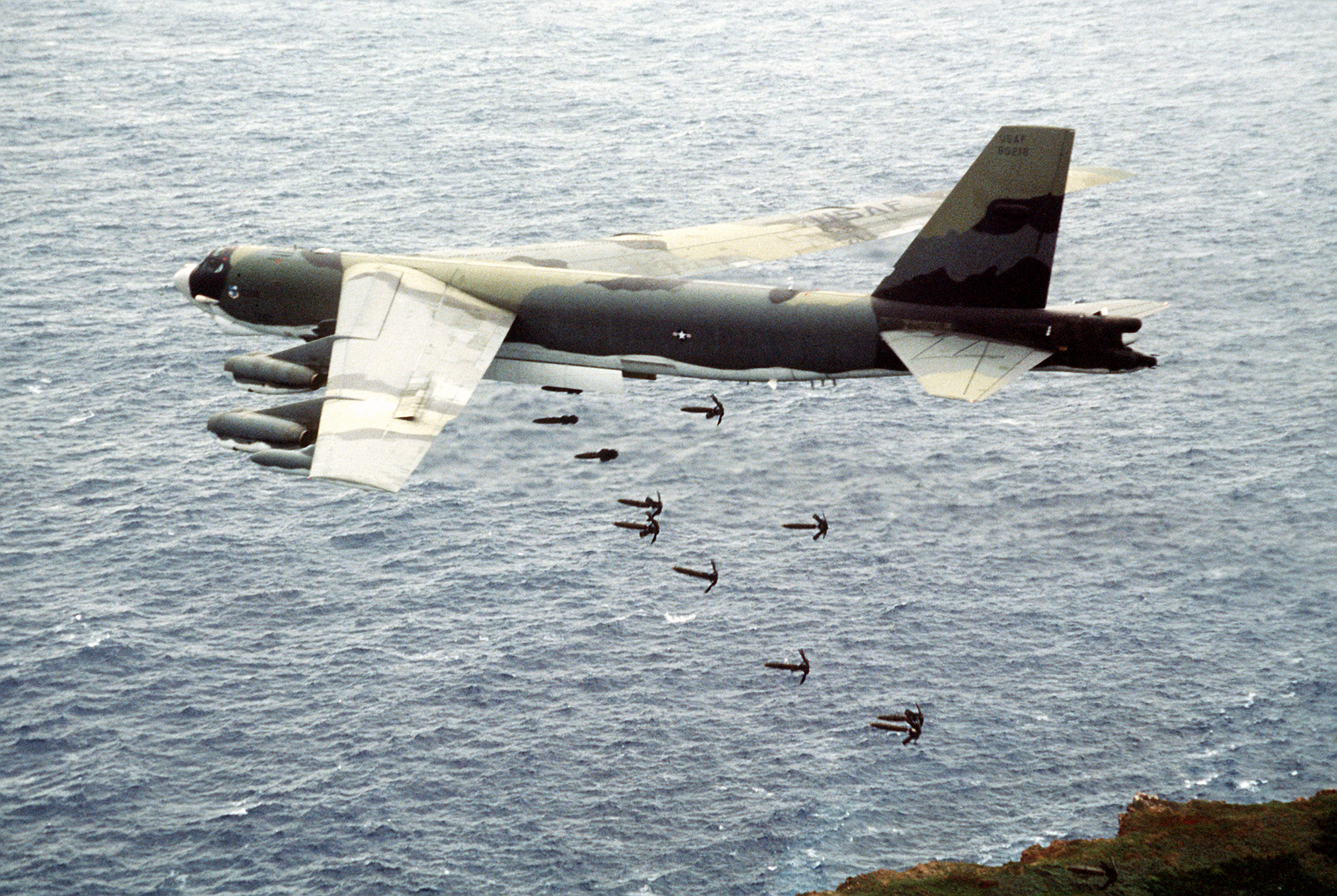 Самолет B-52G-105-BW с оптической системой EVS из 43-го авиакрыла отрабатывает удар по тактической цели бомбами с тормозным устройством "Снейкай" на полигоне Фаралон де Медина – Марианские острова 