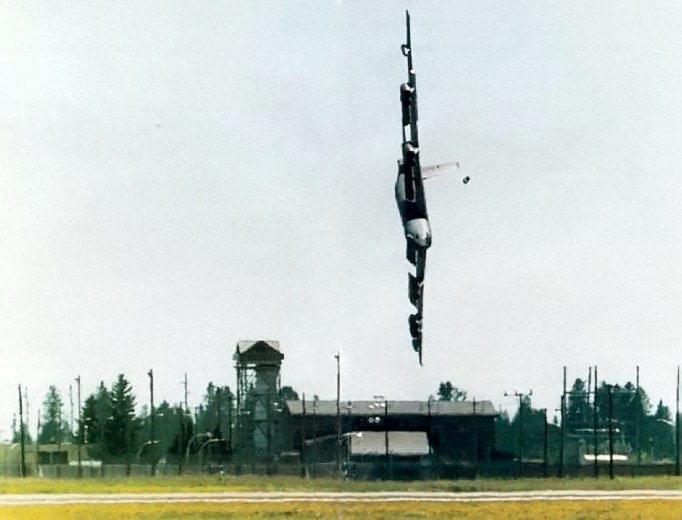 Американский B-52H №61-0026, который экипаж назвал «Царь», за мгновение до столкновения с землей во время подготовки к авиашоу 26 июня 1994 г.