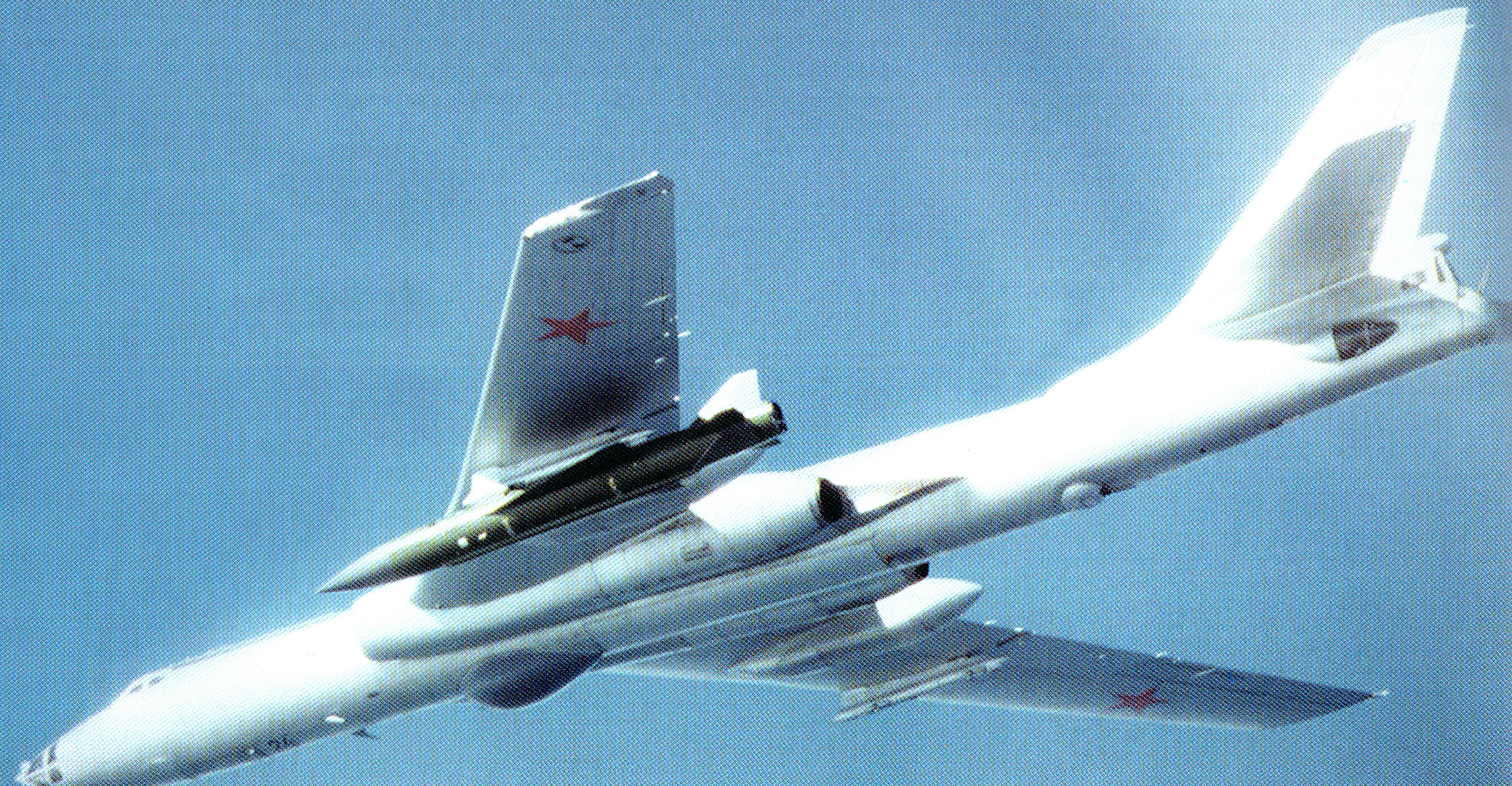 Старые самолеты Ту-16 с современными ракетами КСР-5 составляли значительную часть парка 30-й и 46-й Воздушных Армий Верховного Главнокомандования. На фото Ту-16КСР-2-5-11 с локатором «Рубин-1М» 
