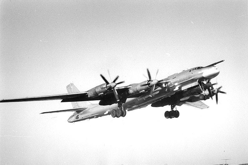 При модернизации Ту-95КМ до уровня Ту-95К-22 они получали весьма совершенные ракеты Х-22Н с тремя вариантами наведения, но бомбового вооружения так и не было 