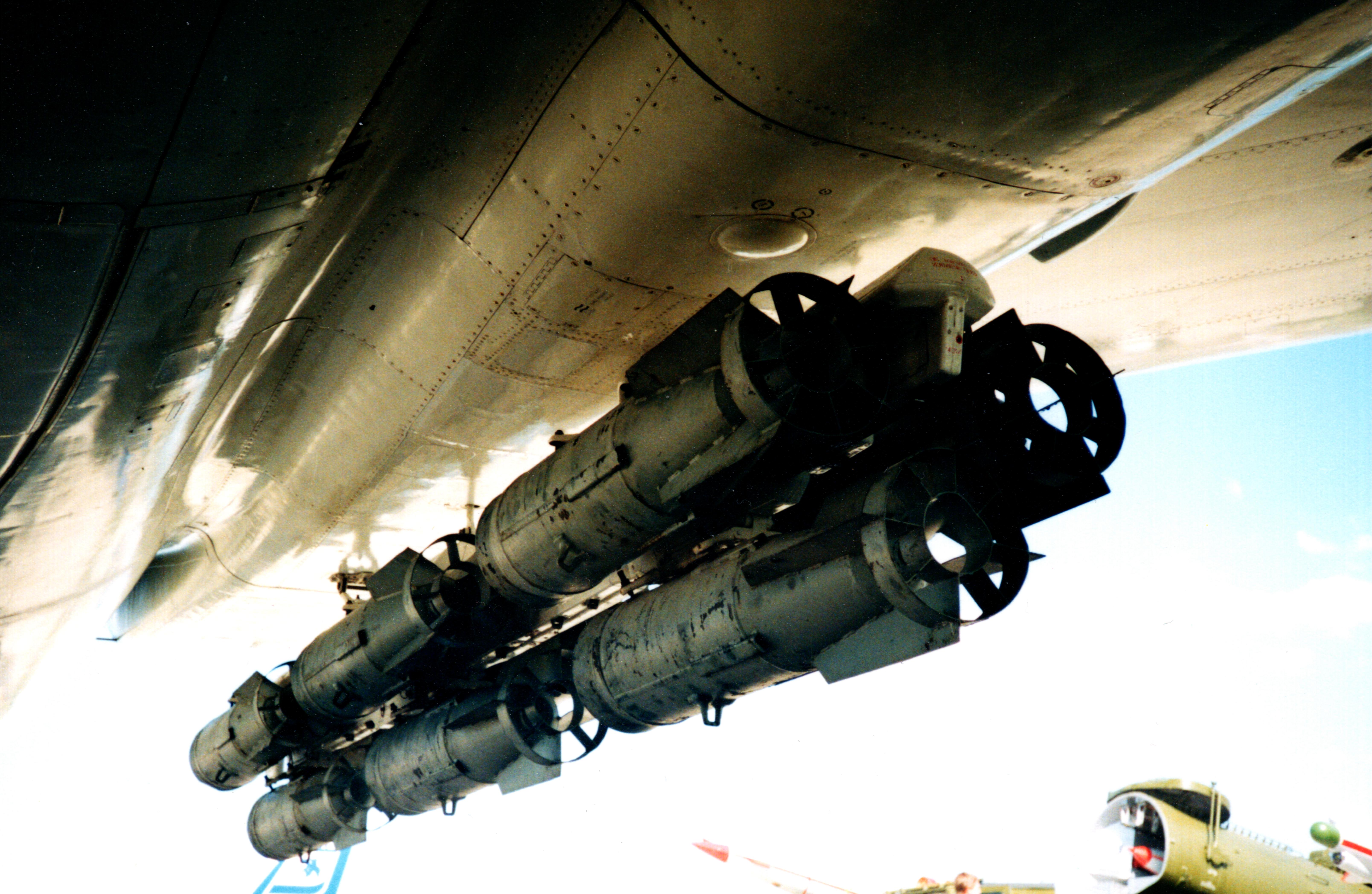 . На четырех держателях МБД3-У9-68 можно подвесить по 9 бомб ФАБ-250М54, а всего Ту-22М3 берет их 69 штук