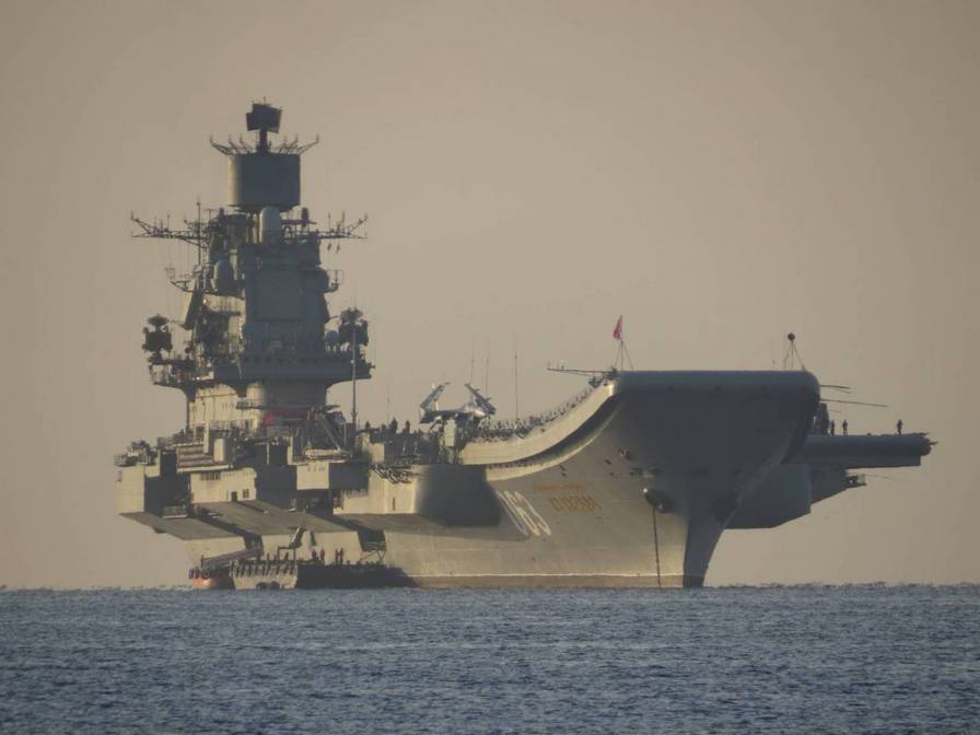 Тяжелый авианесущий крейсер Адмирал Кузнецов принимает материально-техническое обеспечение в Средиземном море