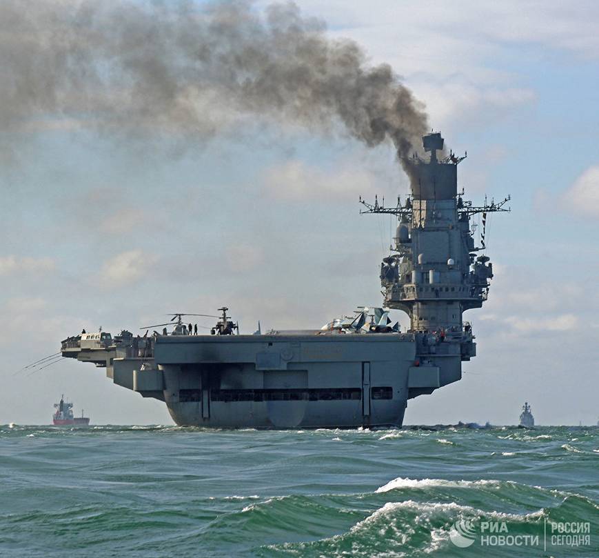 Тяжелый авианесущий крейсер Адмирал Кузнецов в сопровождении большого противолодочного корабля у берегов Сирии