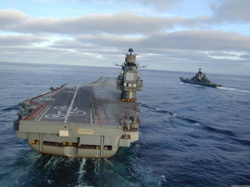 Тяжелые крейсера ВМФ России в Средиземном море – авианесущий Адмирал Кузнецов и атомный ракетный «Петр Великий»