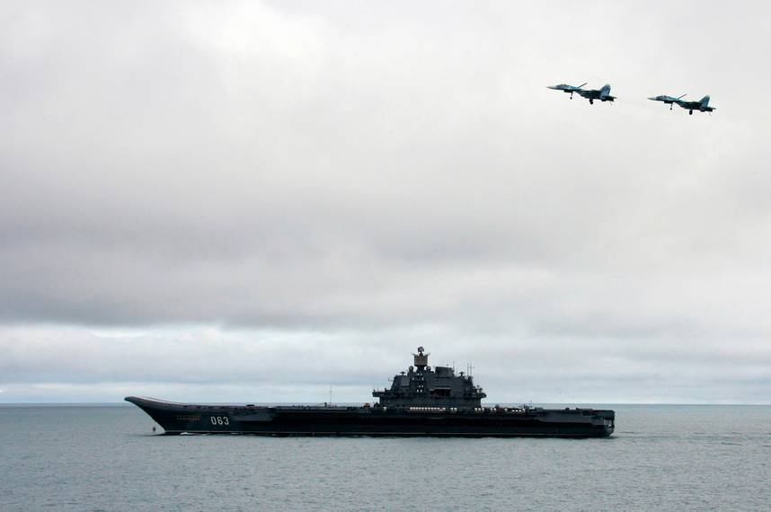 Палубные истребители Су-33 готовятся совершить посадку на тяжелый авианесущий крейсер Адмирал Кузнецов