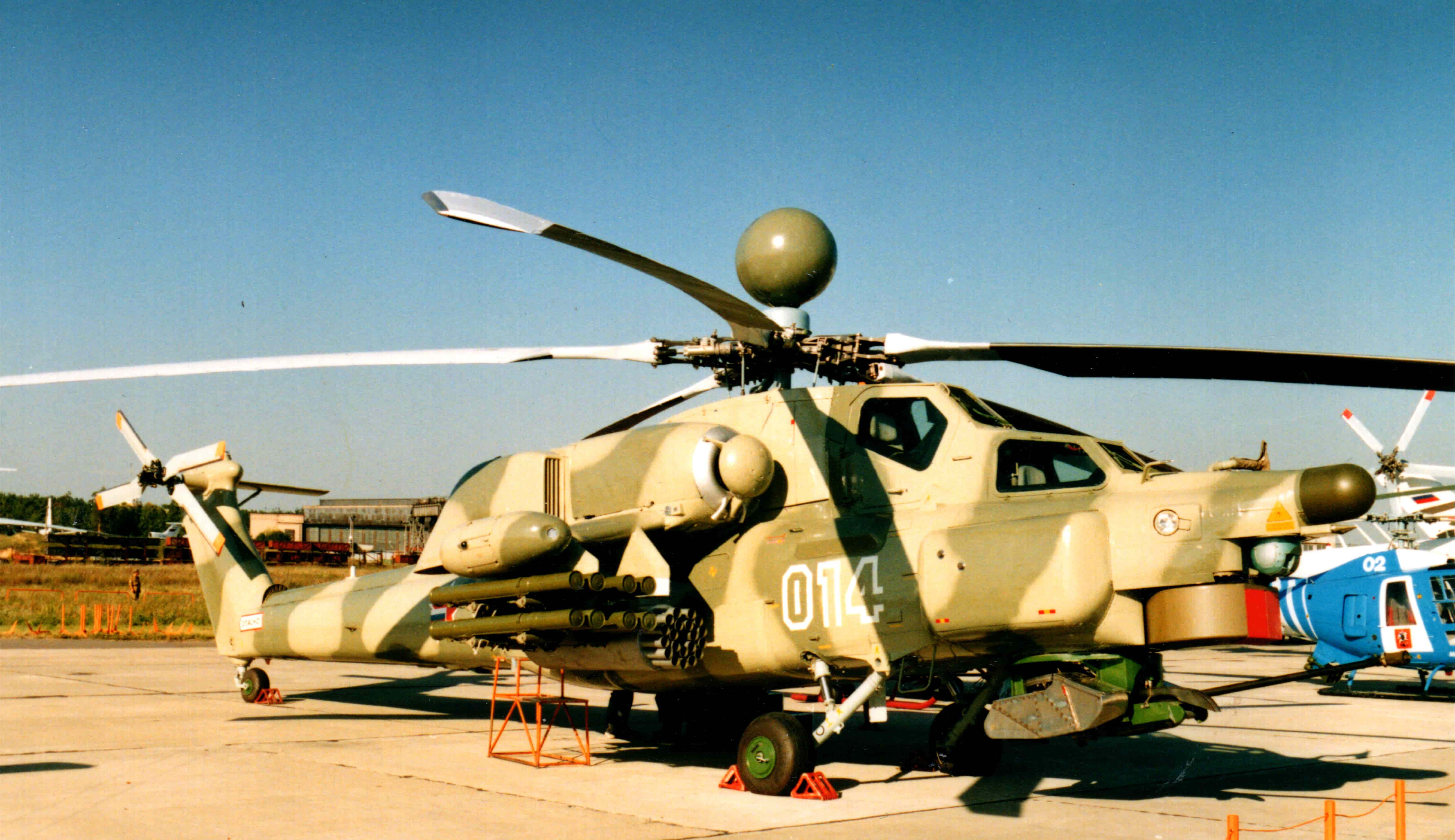 Первый опытный образец вертолета Миль Ми-28Н с РЛС «Арбалет» (борт 014) на МАКС-1997
