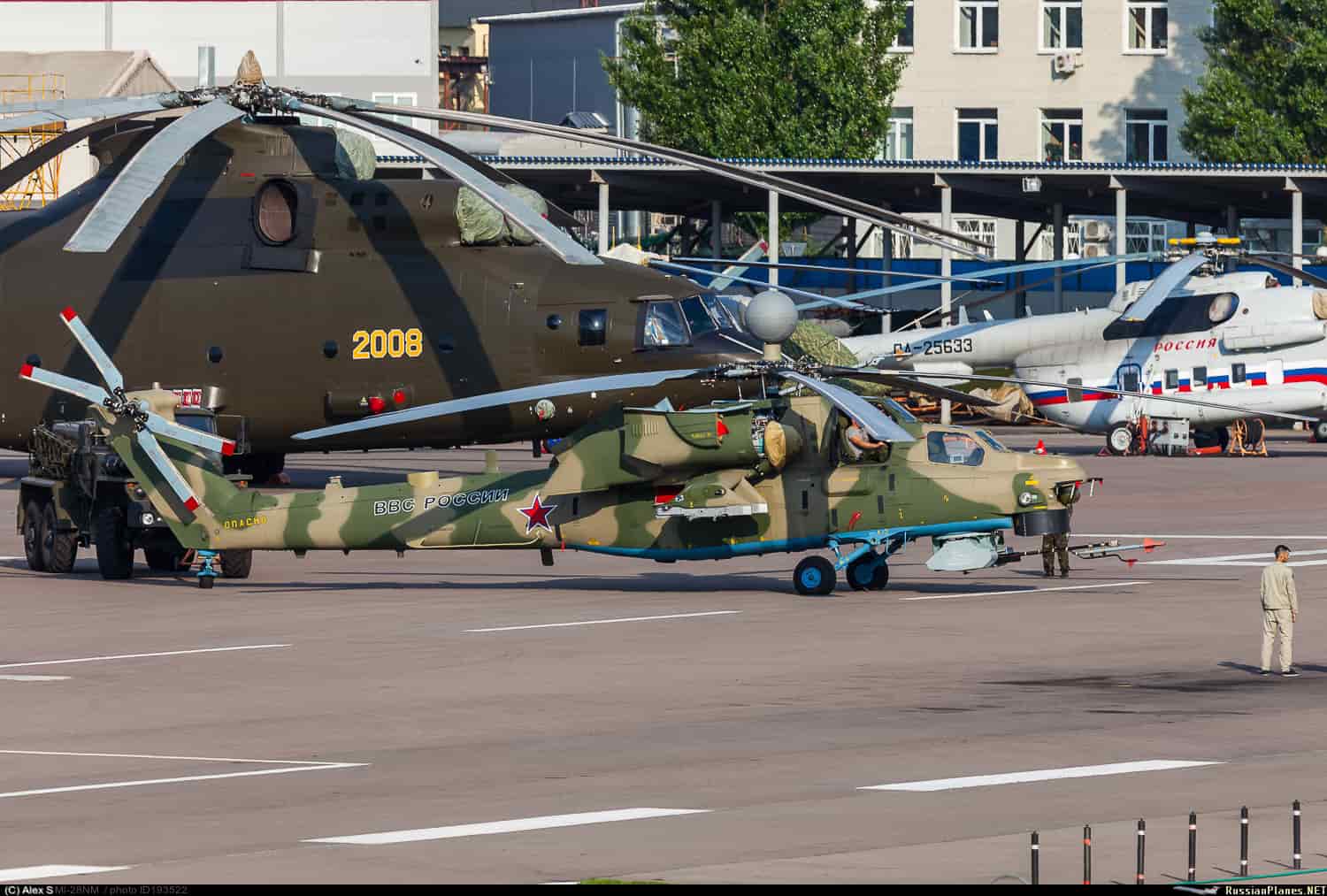 Главные отличия нового вертолета – радиолокатор с надвтулочной антенной, а также современные ударные и оборонительные системы на 100% российского производства