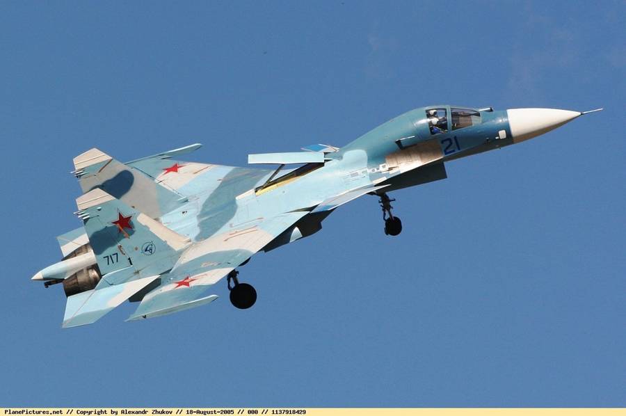 Опытный корабельный учебно-боевой самолет Су-27КУБ. Это модификация самолета Су-33 с расширенными боевыми возможностями в плане ударов по морским и береговым целям, а также при решении задач ПВО 
