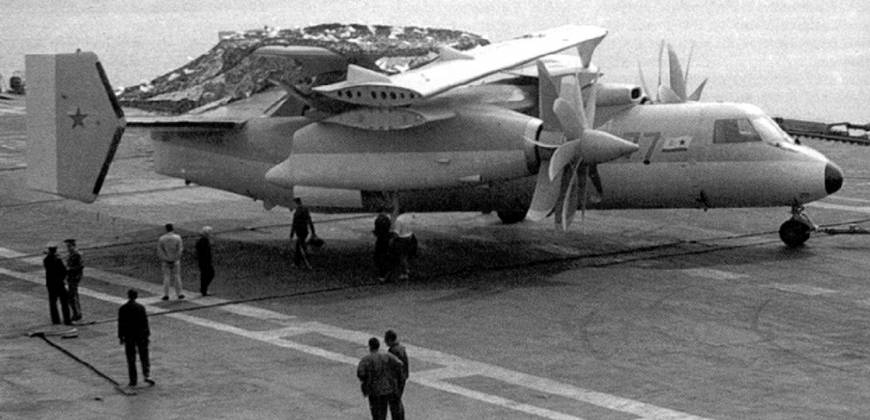 Технологический макет самолета радиолокационного дозора Як-44 на палубе тяжелого авианесущего крейсера «Адмирал Кузнецов»