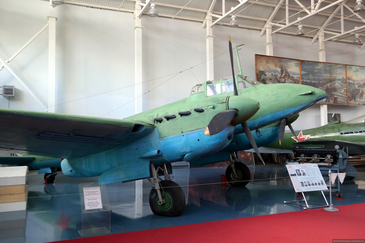 Знаменитая «Пешка» ¬– пикирующий бомбардировщик Пе-2 времен Великой Отечественной войны. Это уже -зал после ремонта